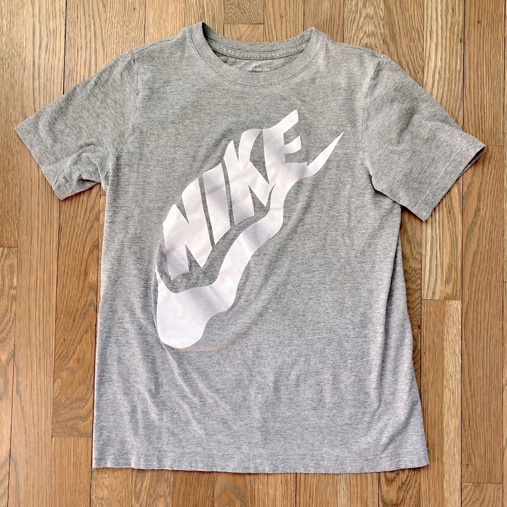 Nike Kids' Wavy Futura Graphic Tee. XL (18-20), DK GREY HEATHER/ WHITE.